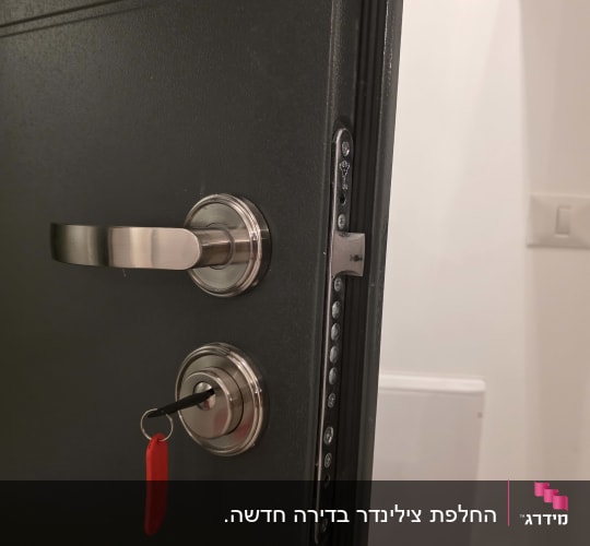 דלת עם מנעול ומפתח אדום